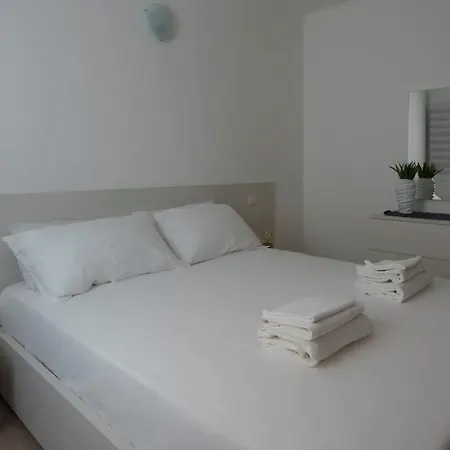Stylish 2-bedroom Getaway, Luxurious & Conveniently Located To Experience The Pulse Of The Apartmán *